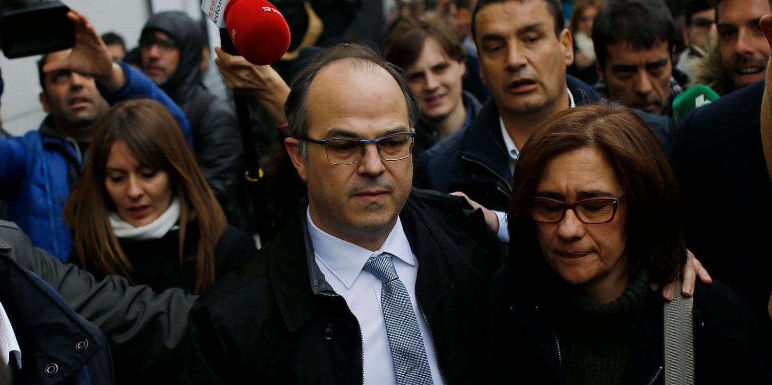 Den katalanske presidentkandidaten Jordi Turull omges av journalister när han tillsammans med hustrun Blanca Bragulat lämnar högsta domstolen för lunchpaus.