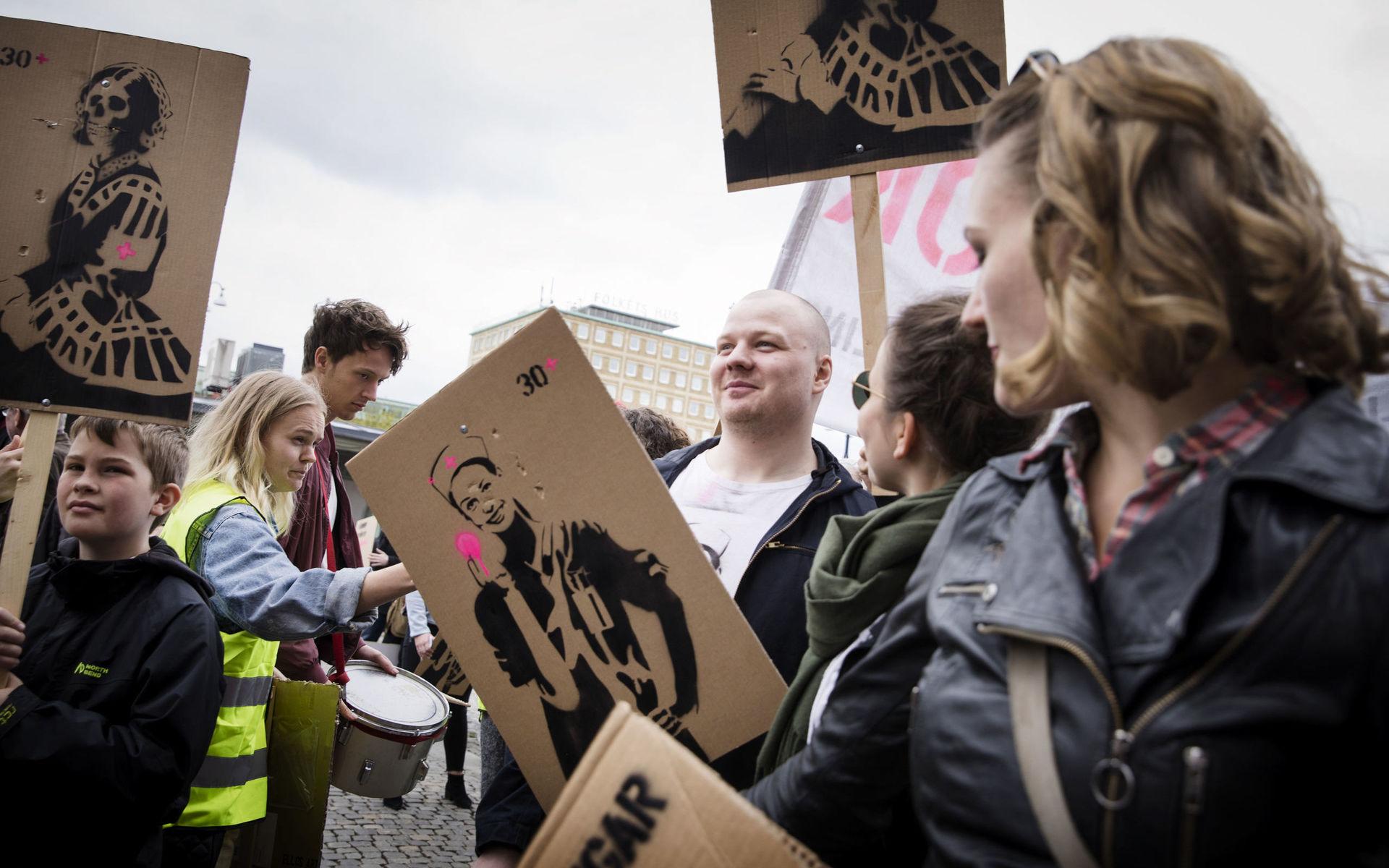 Sjuksköterskor demonstrerar för högre löner. Inte under tretti tusen är budskapet. Simon Fürst är med och annordnar demonstrationen som ska gå mellan Järntorget och Kungsportsplatsen.