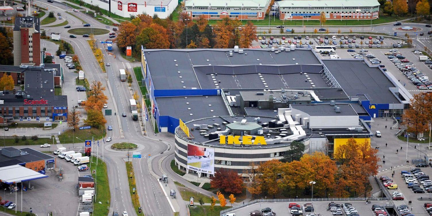 Flygbild över Ikea vid Kungens kurva. Huddinge kommun vill nu döpa en gata i området efter Ingvar Kamprad. Arkivbild.
