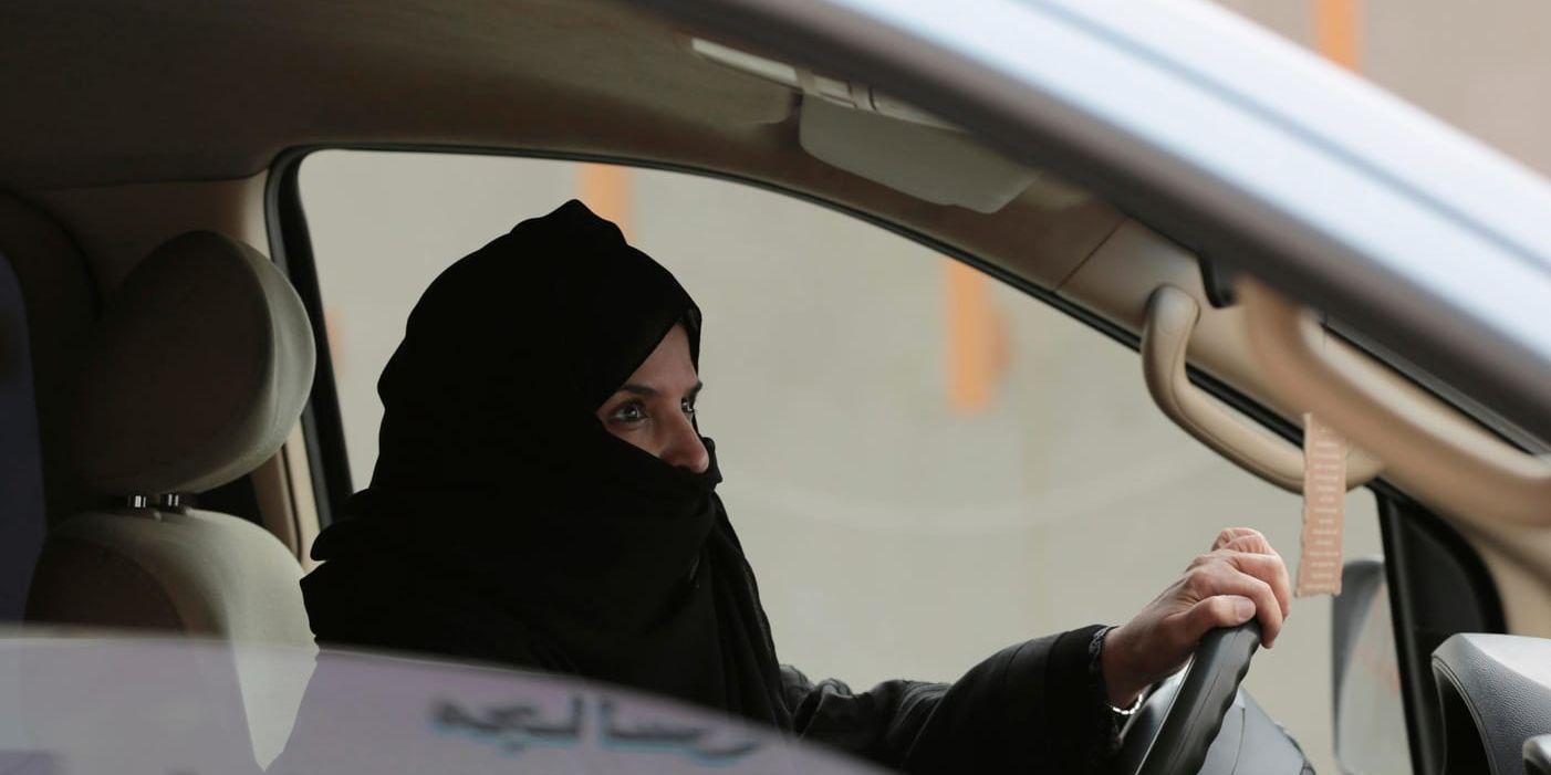 Aziza al-Yousef bakom ratten i staden Riyad, ett led i en demonstration 2014 för rätten till att köra bil. Arkivbild.