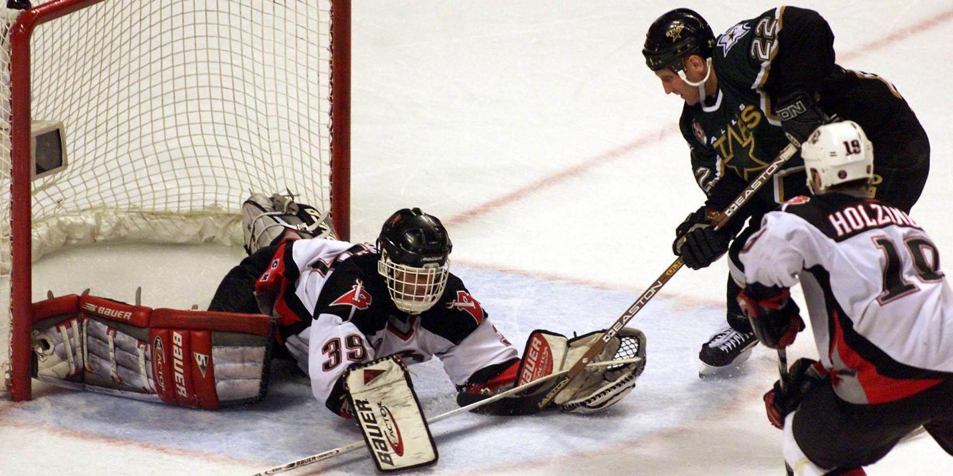 Brett Hull gör det omtalade och avgörande målet i Stanley Cup-finalen 1999, målvakt då var legendaren Dominik Hasek