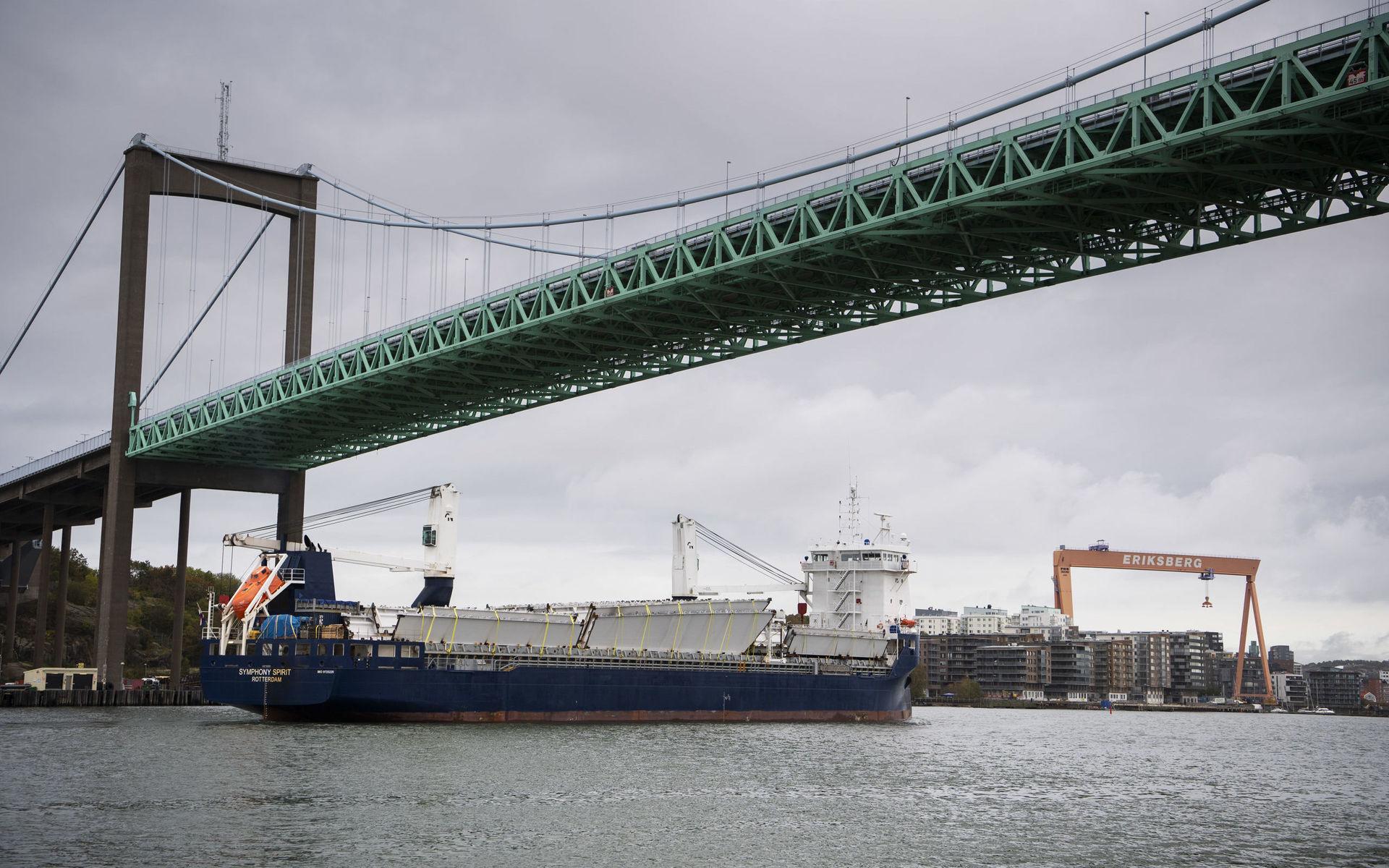 Delarna till den nya Götaälvbron kommer levererade på ett fartyg.