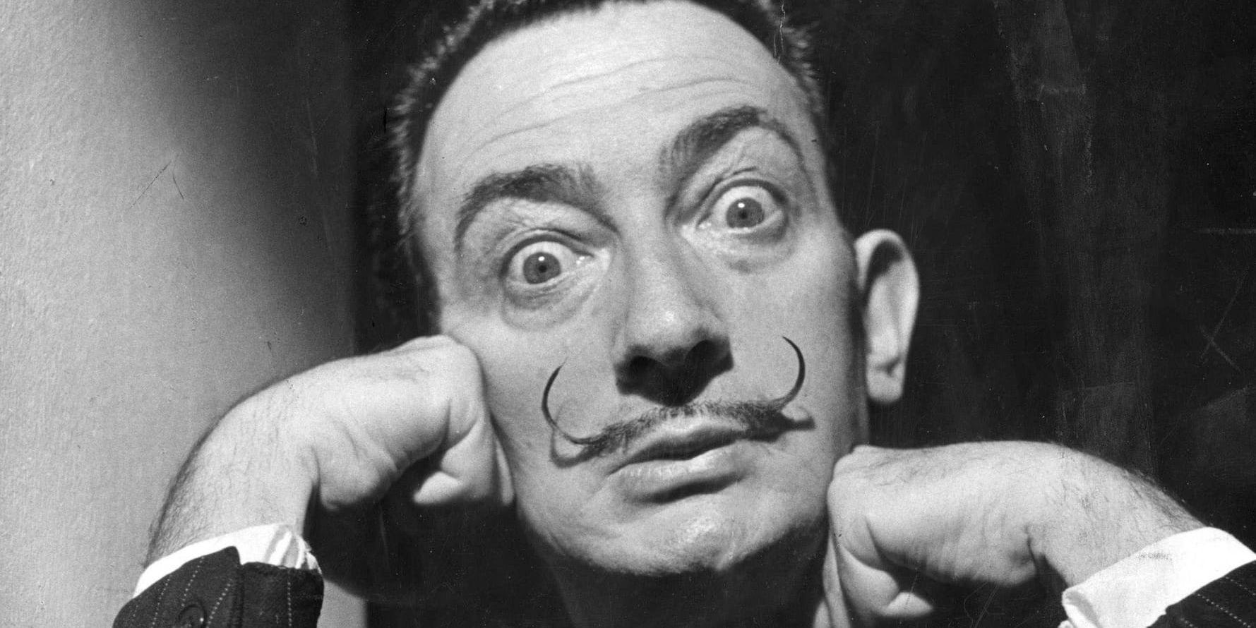 Konstnären Salvador Dalís kropp grävs upp. Arkivbild.