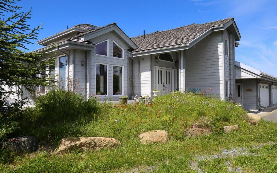 Huset sitter på en riktig guldgruva. Men den verkliga tillgången är utsikten. Foto: Coastal Realty Alaska