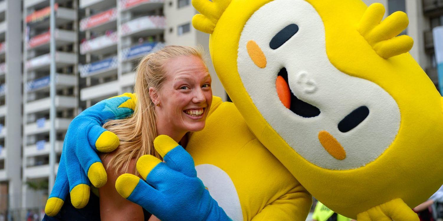 Mia Hermansson, judo, kramar OS-maskoten. Snart är det dags att äntra mattan i Rio.