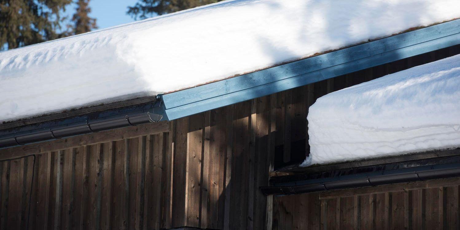 En man hittades död under snömassor från ett takras. Arkivbild.