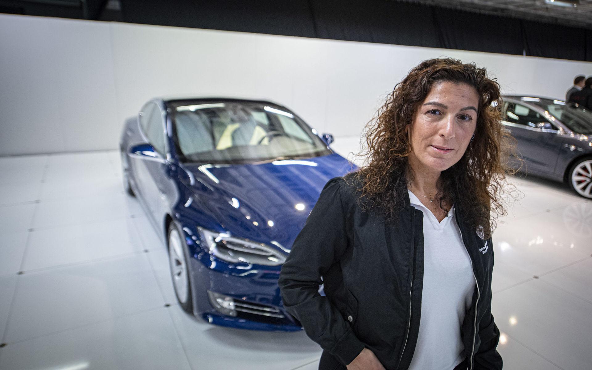 Helena  Manosarido från Tesla Owners West Sweden kör själv Model S. &quot;Jag tar alla chanser som finns att köra bil nuförtiden. Så illa är det – fast det är ju bara positivt egentligen&quot;. 