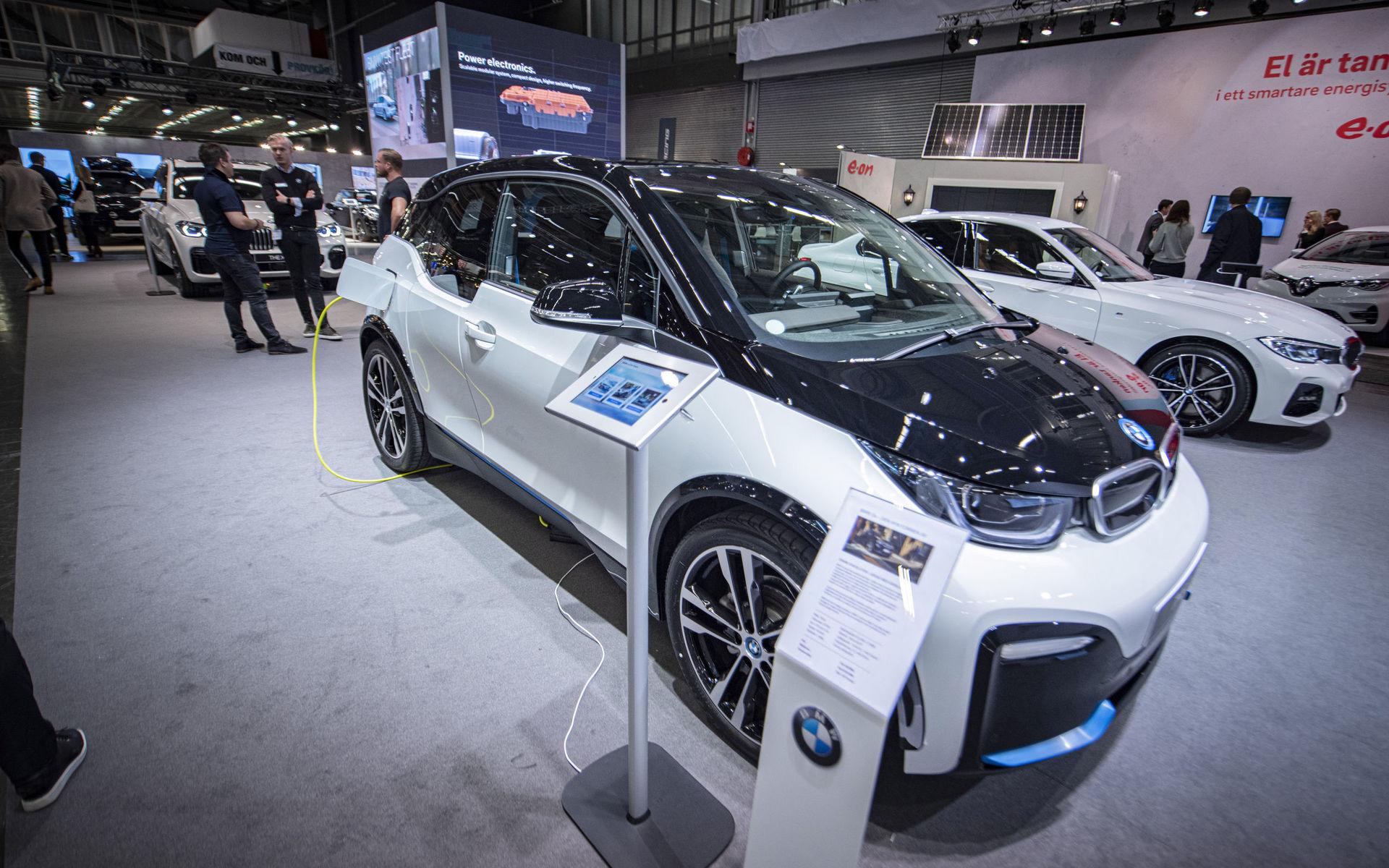 BMW I3 är en ren elbil. &quot;Liten och lätt, väger bara tolvhundra kilo. Räckvidd på 30 mil. I3 kom redan 2013 så vi har haft den ganska länge men batterierna har utvecklats från tolv mil, till 20 och nu 302, säger BMW:s Johan Sjöholm.