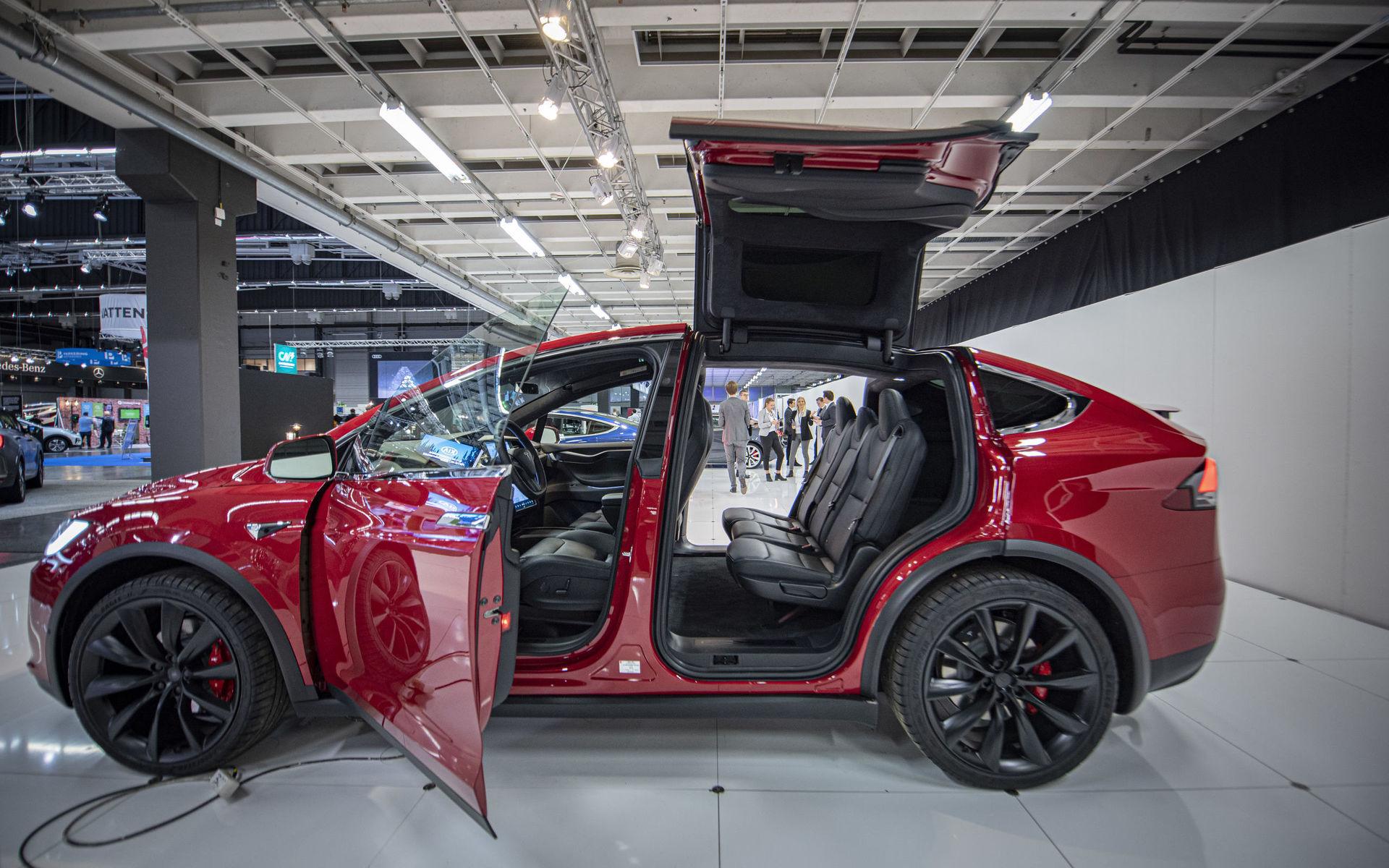Teslas model X med sin falkvinge-dörrar.