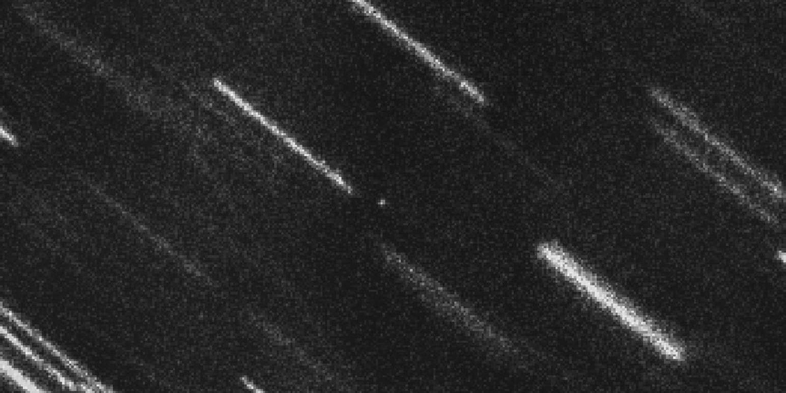 Asteroid 2012 TC14 (den lilla pricken i mitten av bilden) observerades av det Europeiska sydobservatoriet (ESO) i augusti. Redan då visste man att den skulle passera på drygt 40 000 kilometers avstånd från jorden vid Antarktis i oktober. Arkivbild.