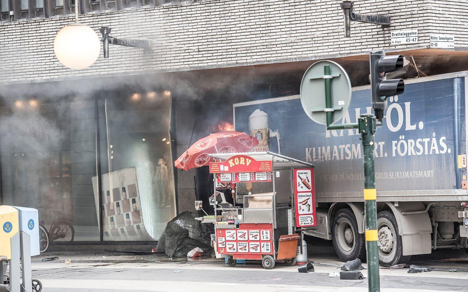 Lastbilen ökade enligt vittnesuppgifter hela tiden hastigheten längs Drottninggatan och körde därefter rakt in i Åhléns City där den började brinna. FOTO: TT
