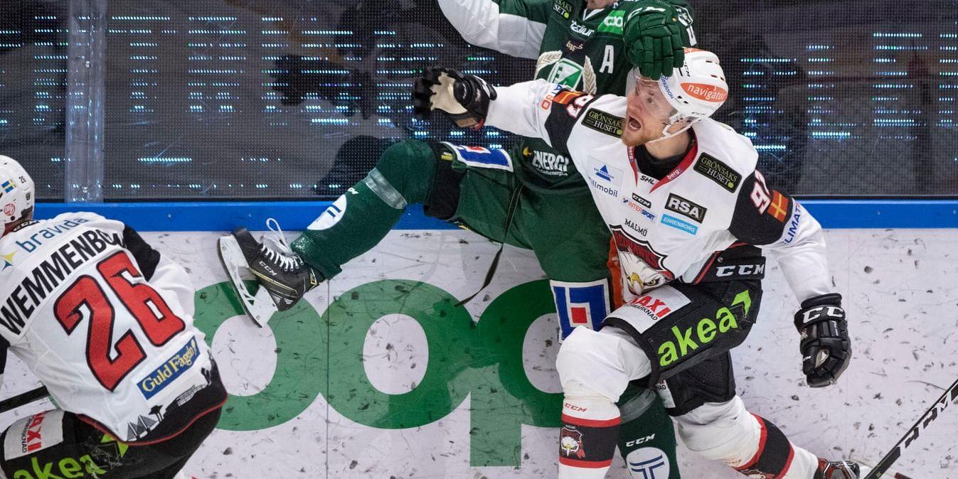 Färjestads Linus Johansson rycker hjälmen av Max Görtz under lördagens ishockeymatch i SHL mellan Färjestad BK och Malmö Redhawks i Löfbergs Arena.