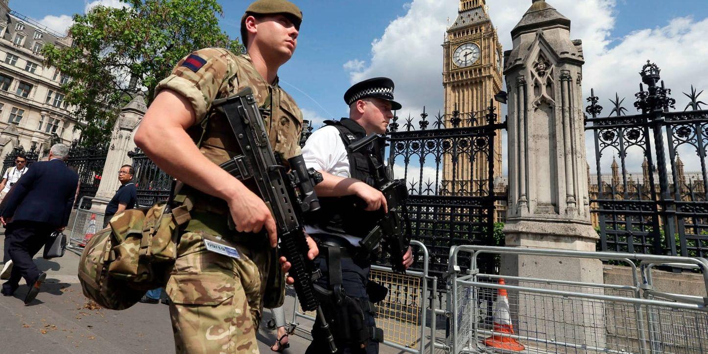En soldat och en polis London i veckan sedan hotnivån i Storbritannien höjs till "kritisk" efter Manchesterdådet.