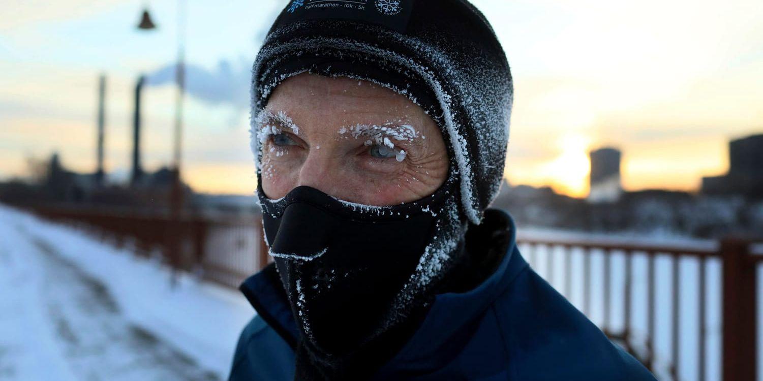 Joggaren Evan Roberts trotsar kylan i Minneapolis, huvudstad i delstaten Minnesota, där riktigt kall polarluft nu drar in.