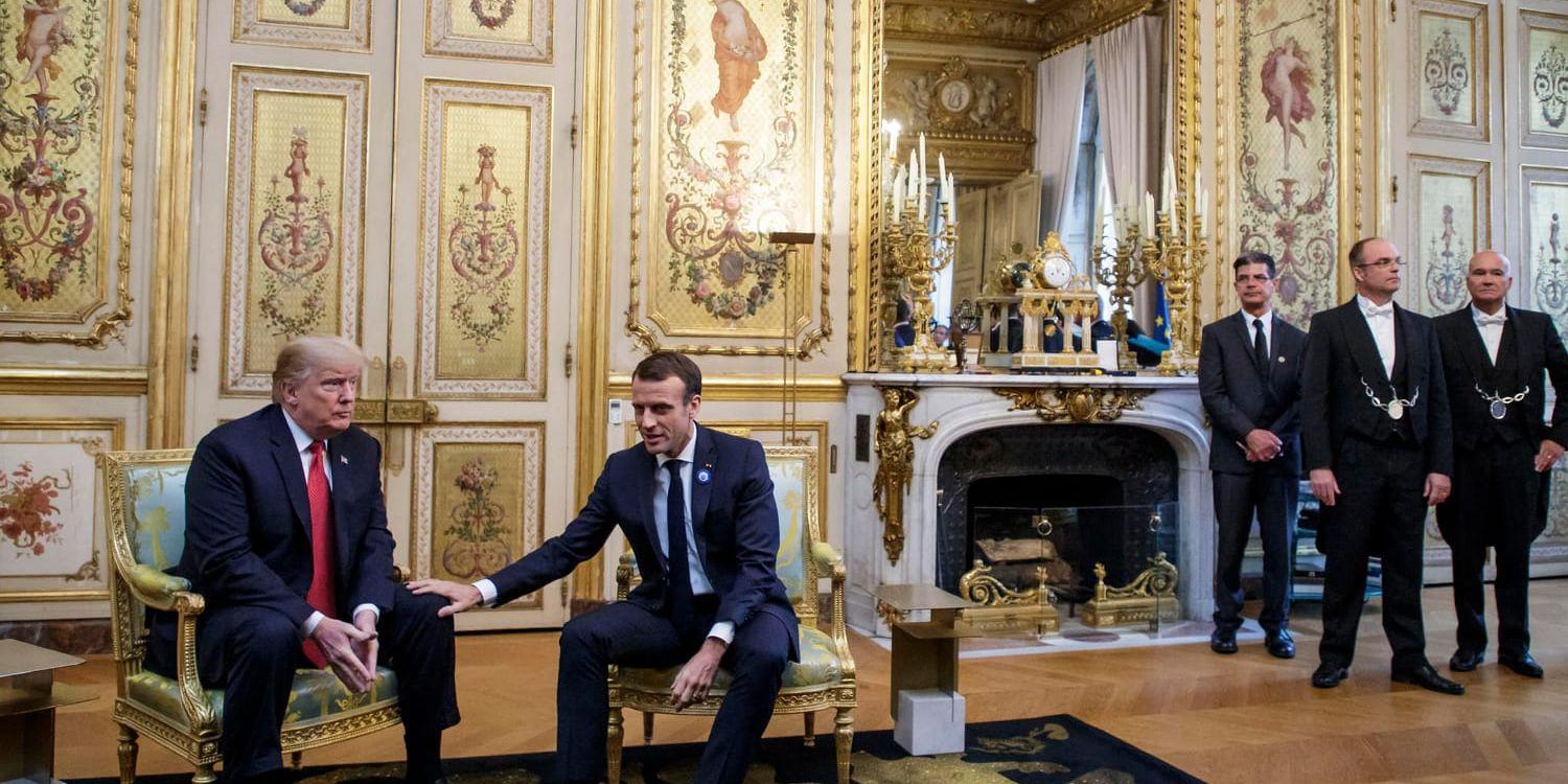 Emmanuel Macron lade handen på Donald Trumps knä vid fototillfället i Élyséepalatset, medan amerikanen hade ett mer distanserat kroppsspråk.