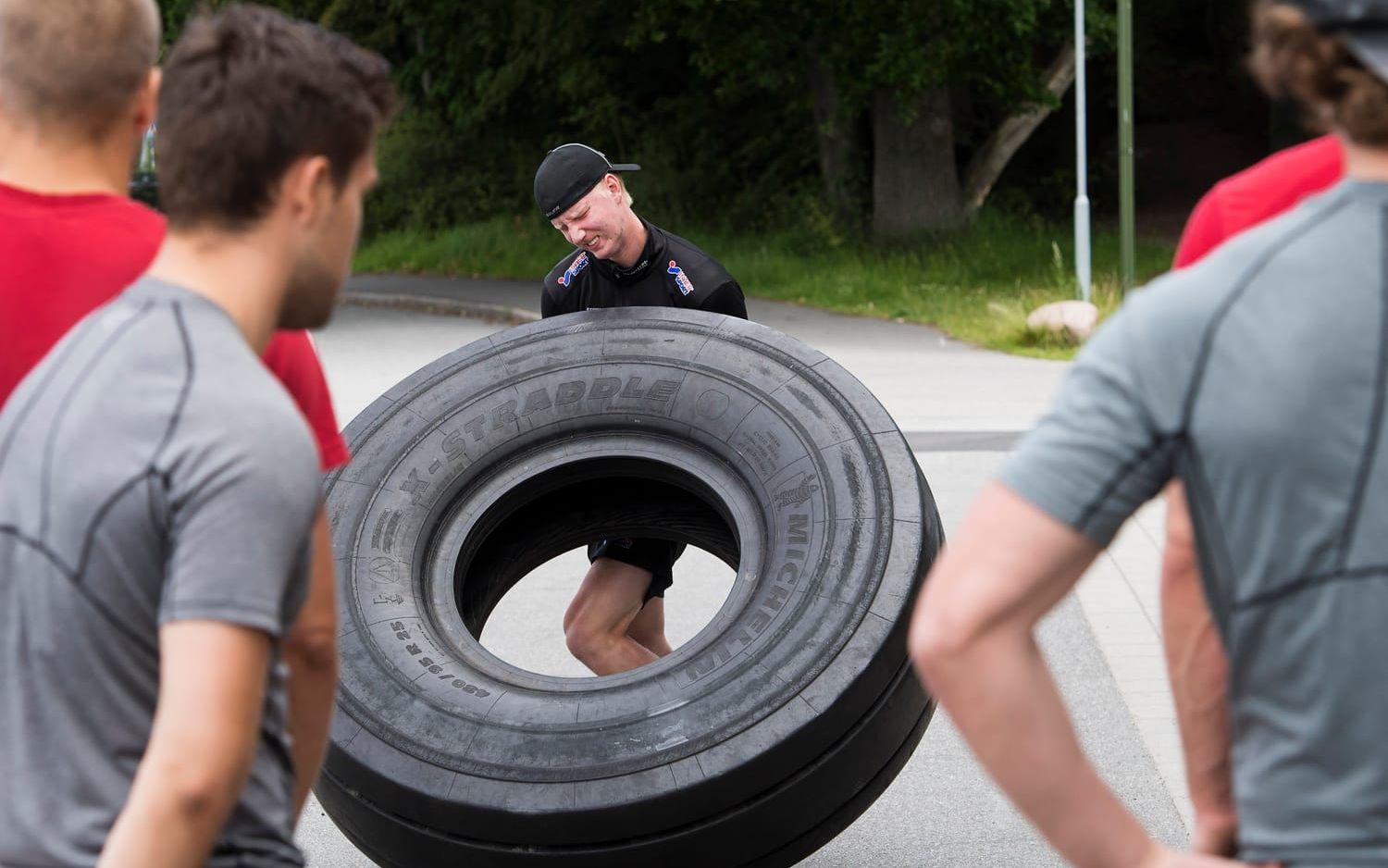 Vinnarskalle. Rasmus Dahlin ger sig inte förrän han vält det 250 kilo tunga däcket fyra gånger.
