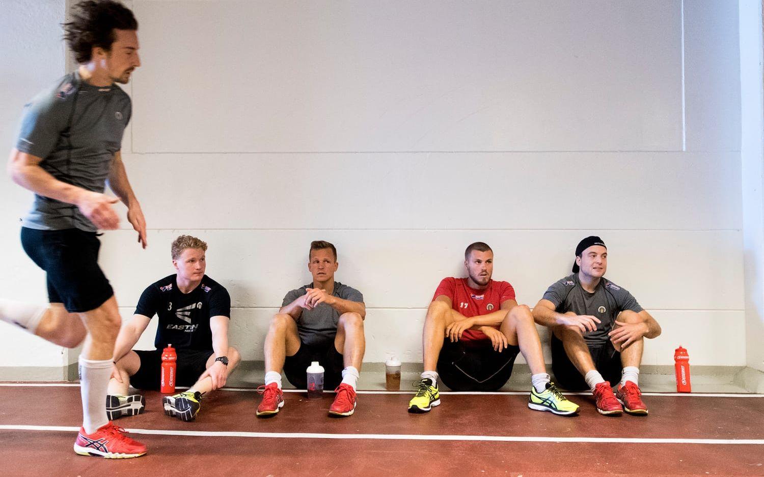 Snabb. Adam Almqvist löper medan Carl Grundström, Max Friberg, Sebastian Stålberg och Pathrik Westerholm vilar ut.