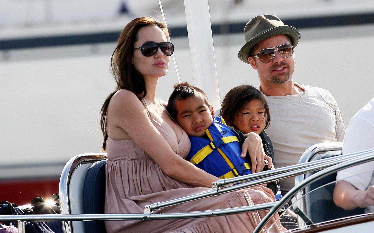 Angelina Jolie och Brad Pitt med två av sina barn. BILD: Stella pictures
