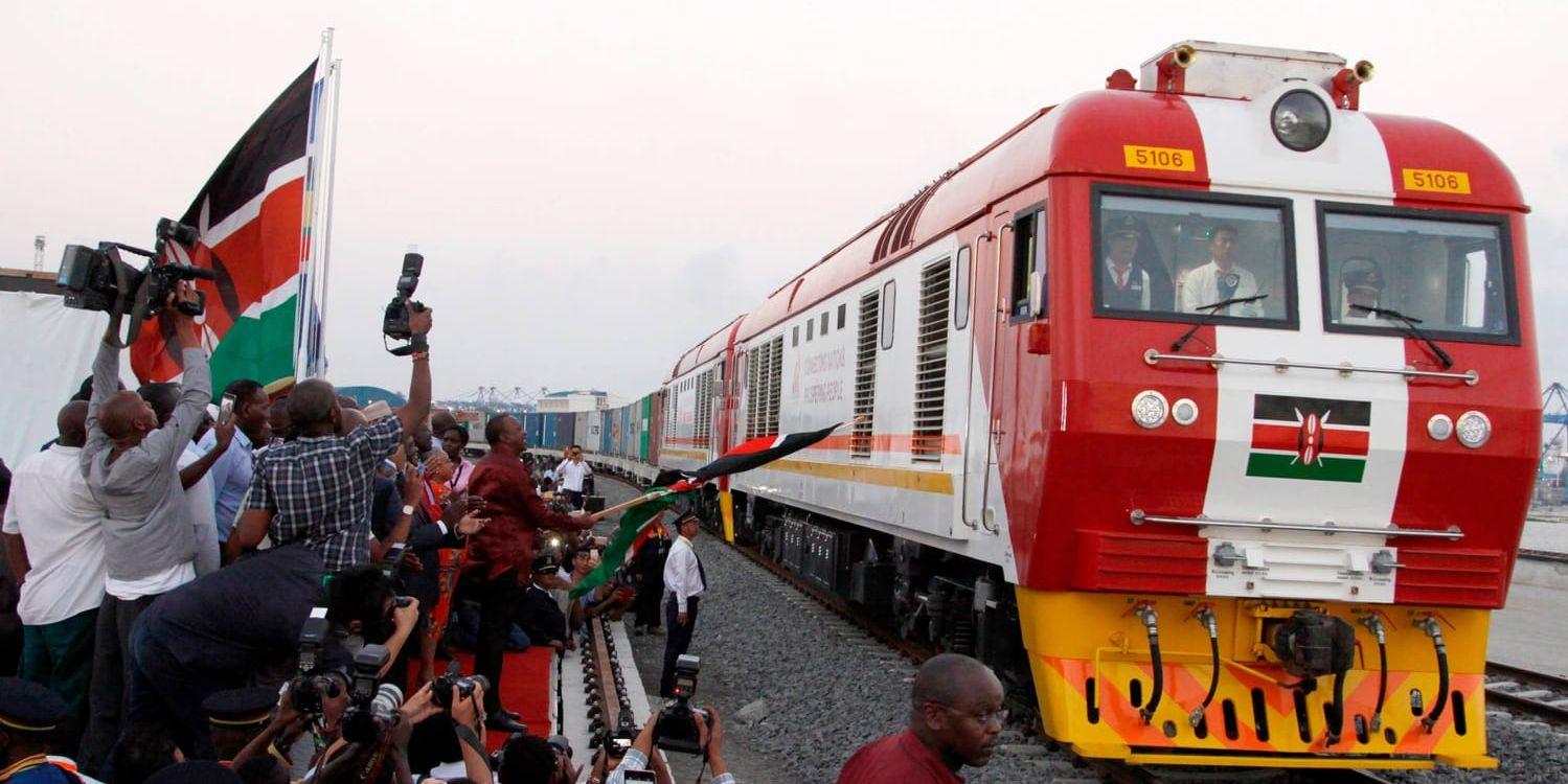Ett godståg på väg från containerhamnen i Mombasa till Kenyas huvudstad Nairobi. Med persontåg på den nya linjen ska resenärerna kunna ställa in sig på bara fem timmars restid.