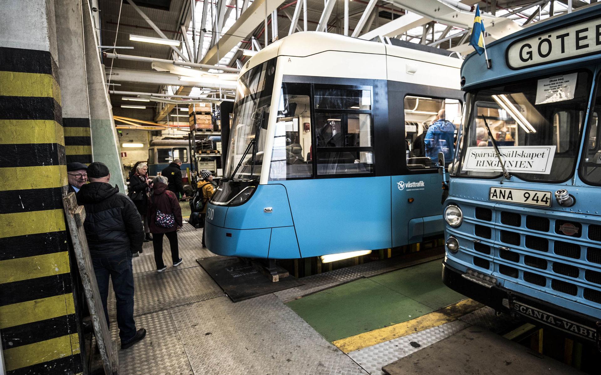 Ny spårvagnen M33 visas upp under öppen vagnhall hos Spårvägssällskapet Ringlinien.