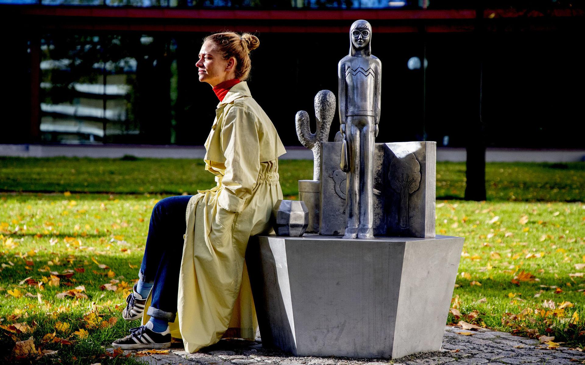 I Lorensbergsparken har bysten av Karl Gerhard fått sällskap av Sara Nilssons fantasifulla skulpturer.