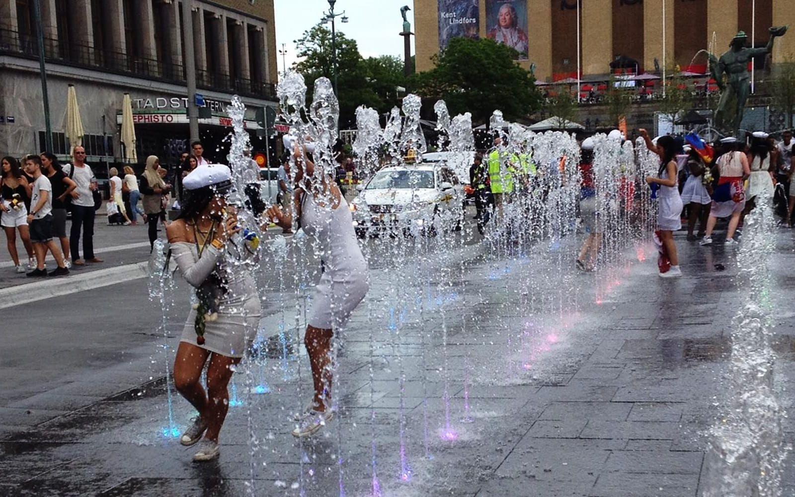 Studenterna badade i fontänen. Bild: Leif Jacobsson