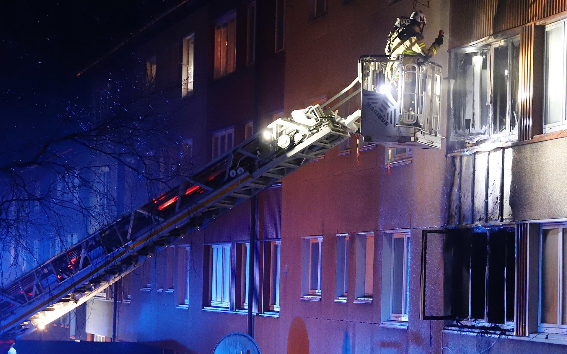 En fullt utvecklad brand bröt ut i en lägenhet i Biskopsgården på natten mot juldagen.