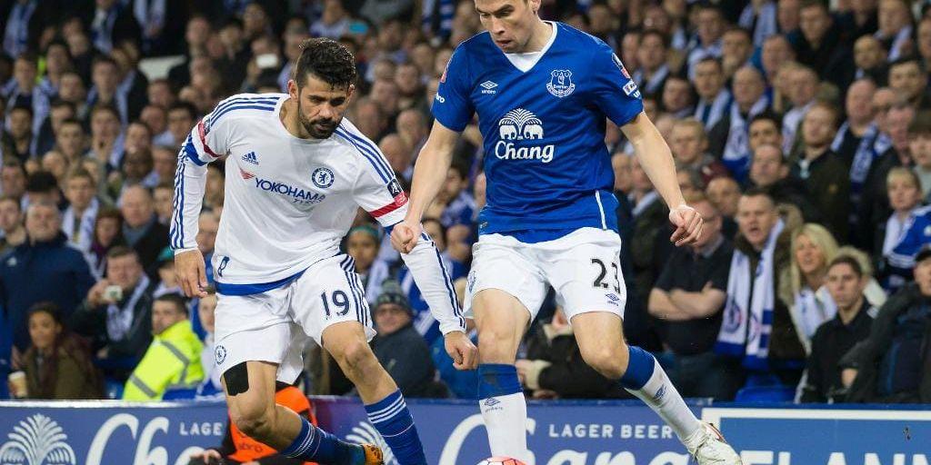 Chelseas Diego Costa, till vänster, fick två matchers avstängning efter utvisningen i FA-cupmatchen mot Everton. Arkivbild.