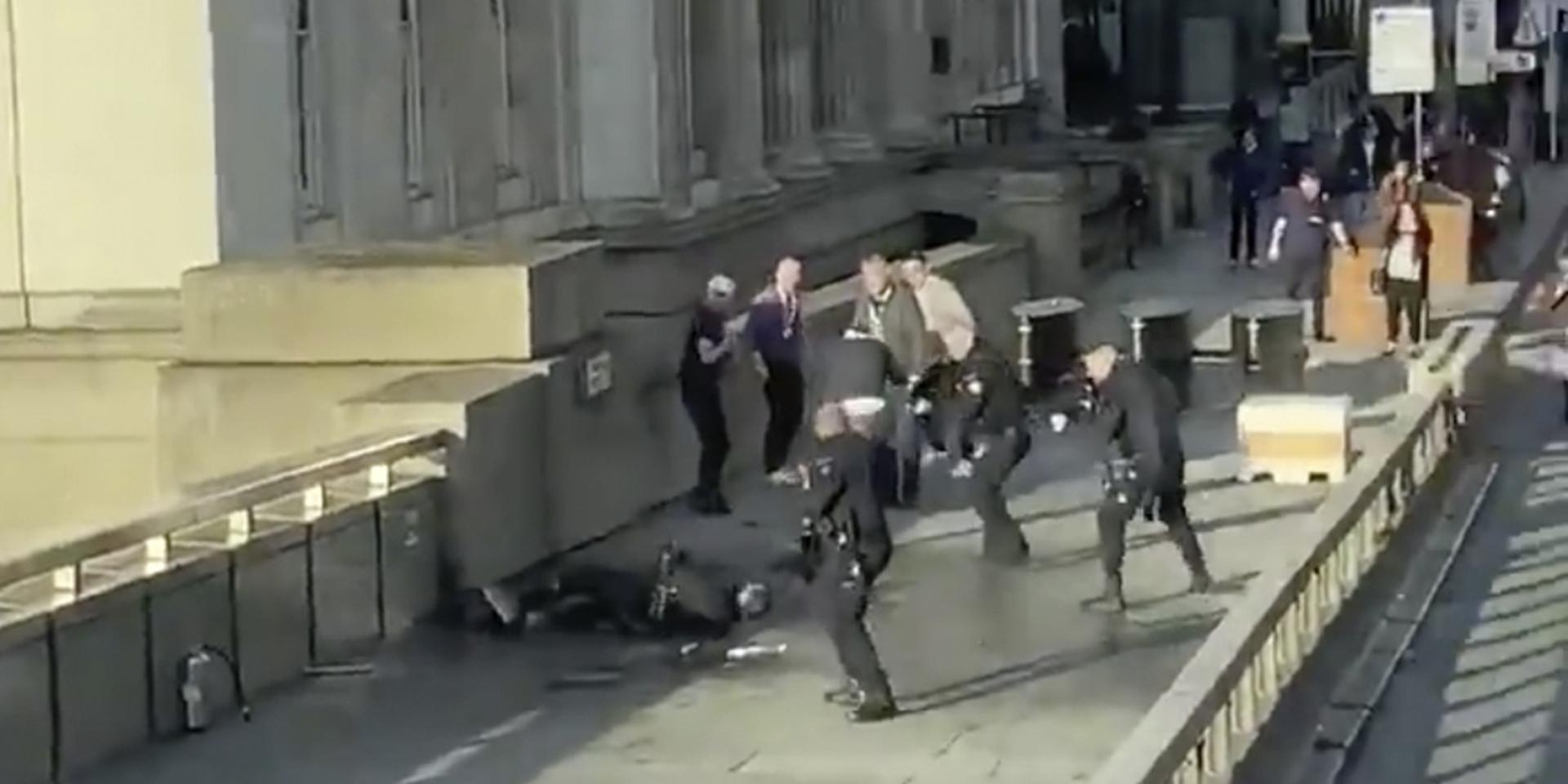 Polisen omringar den misstänkte gärningsmannen efter terrordådet vid London Bridge.