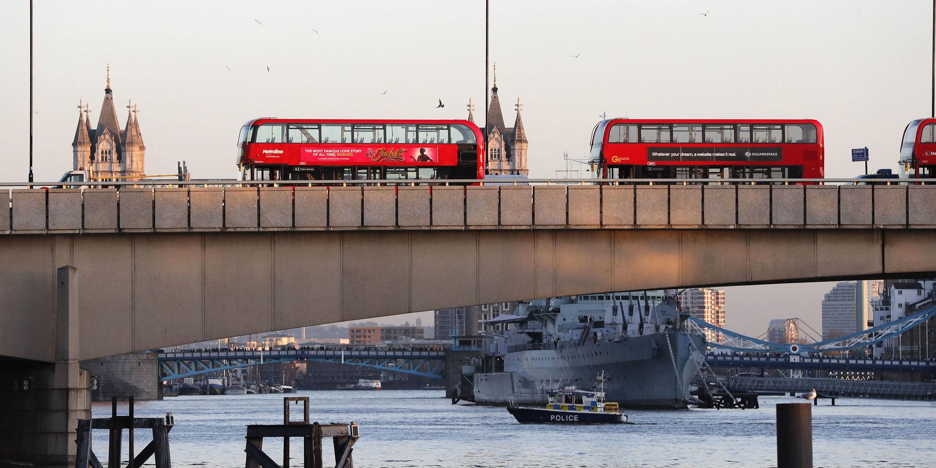 Övergivna bussar på London Bridge efter fredagens terrordåd.