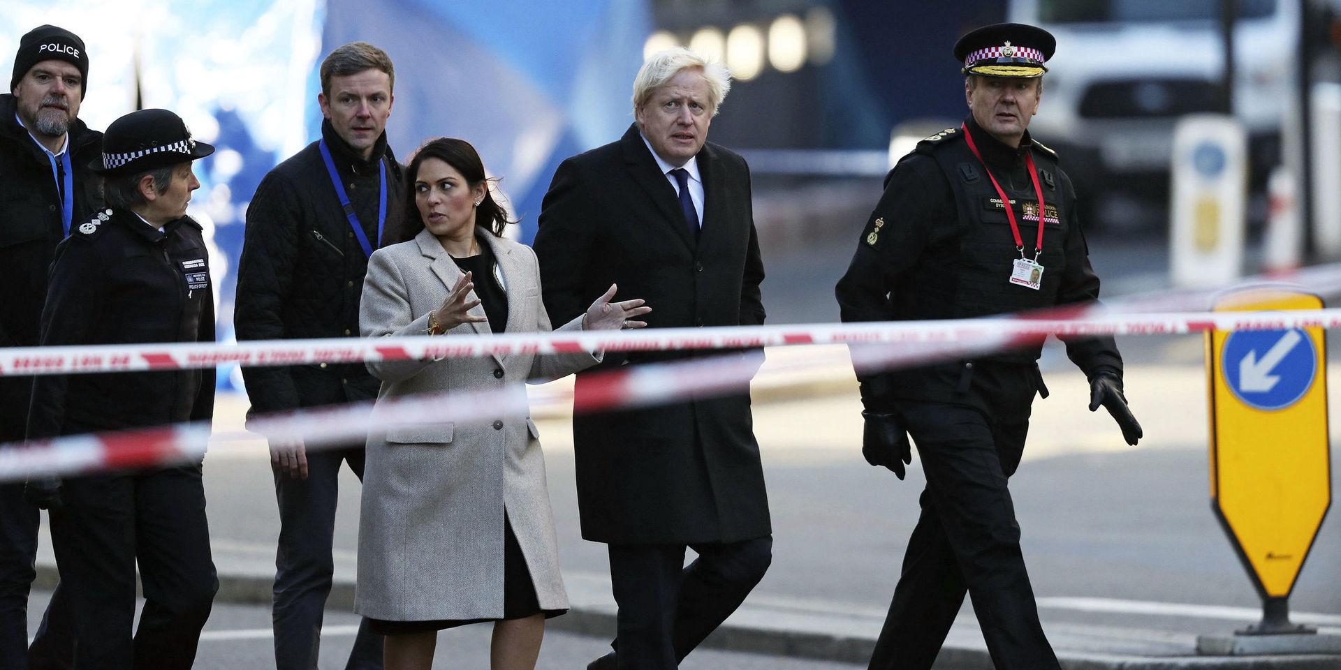Storbritanniens premiärminister Boris Johnson, tvåa från vänster, besöker platsen för fredagens terrordåd.