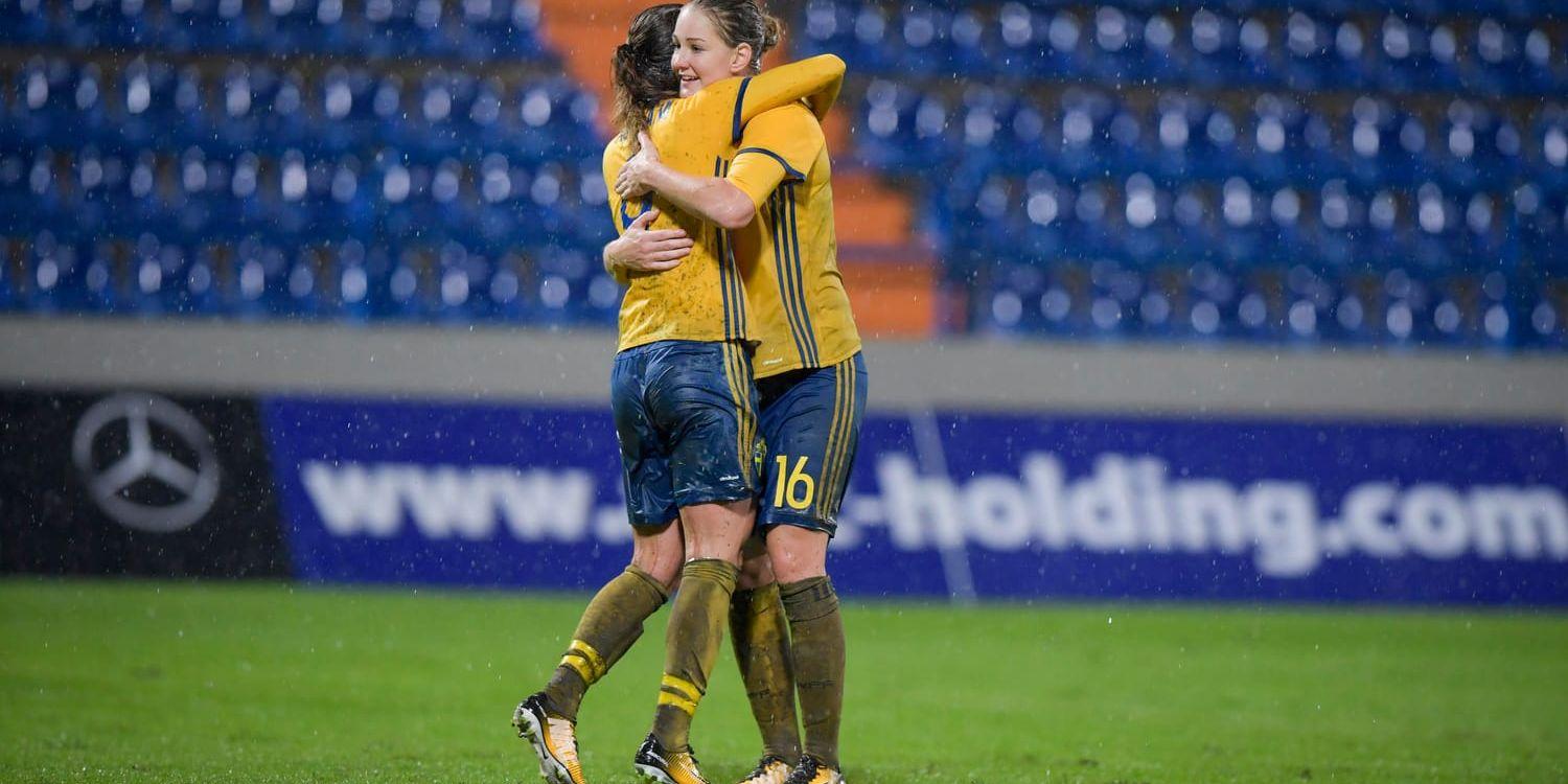Sveriges Kosovare Asllani kramas om av Mia Carlsson efter sitt 2–0-mål i VM-kvalmatchen mot Kroatien.