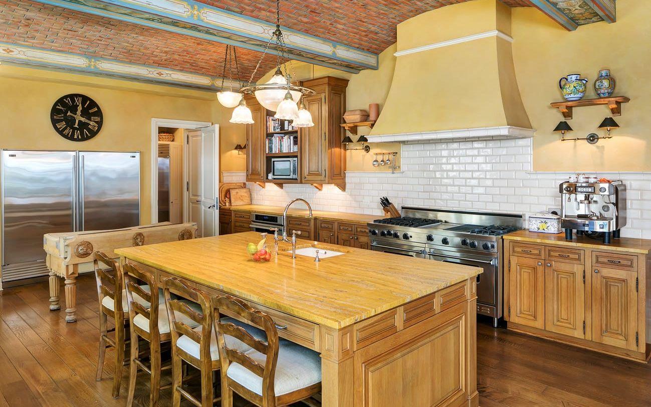 Köket är i rustik stil och är utrustad med två spisar.