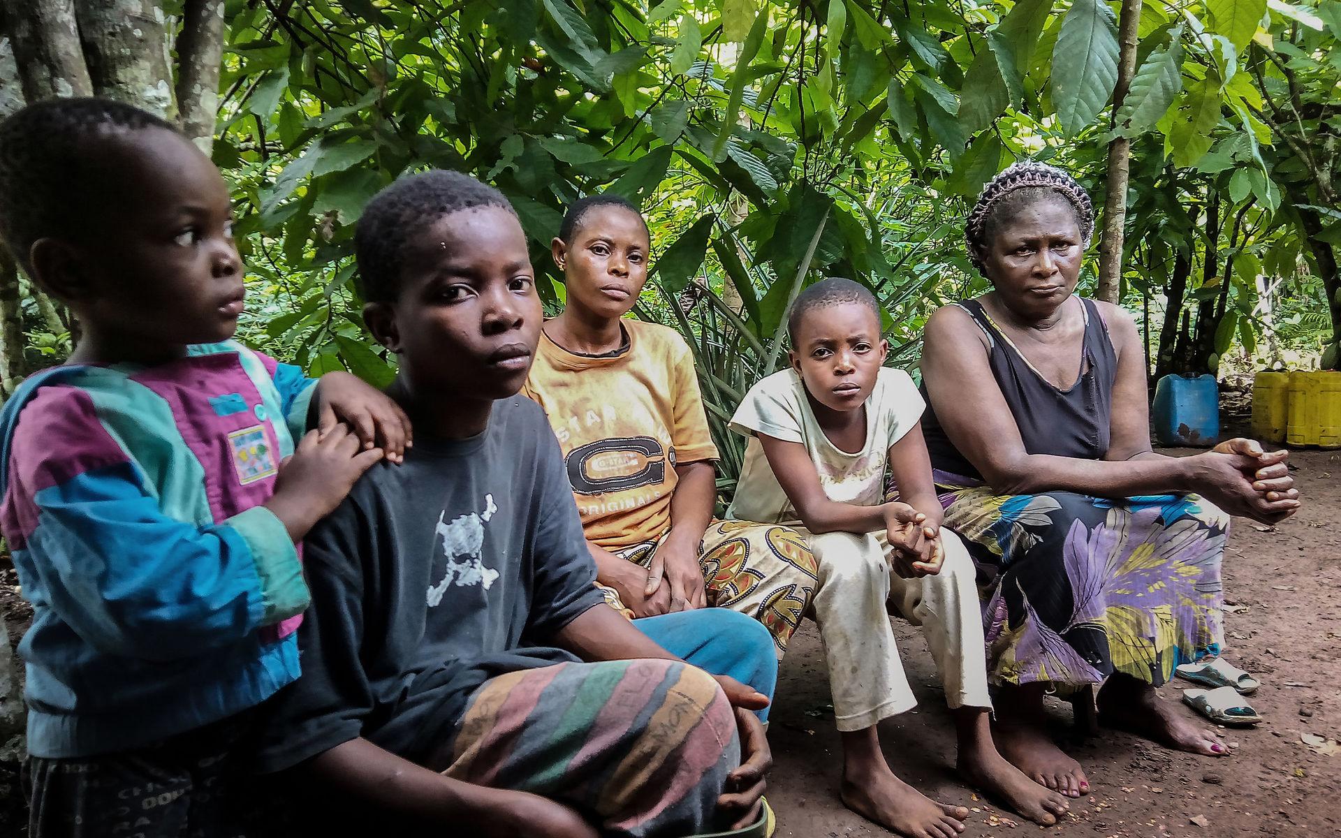 Josephine Manka&apos;a med sina fyra barn i byn Nake i sydvästra Kamerun. 