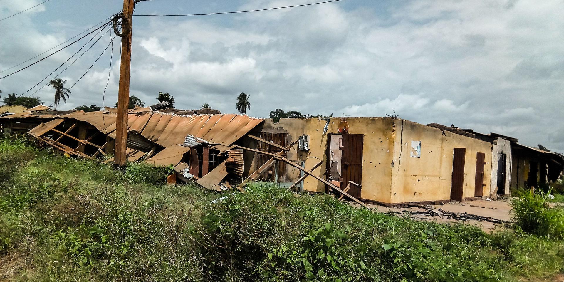 Hus brända av den kamerunska armén i byn Kwaka där beväpnade separatister misstänktes gömma sig.