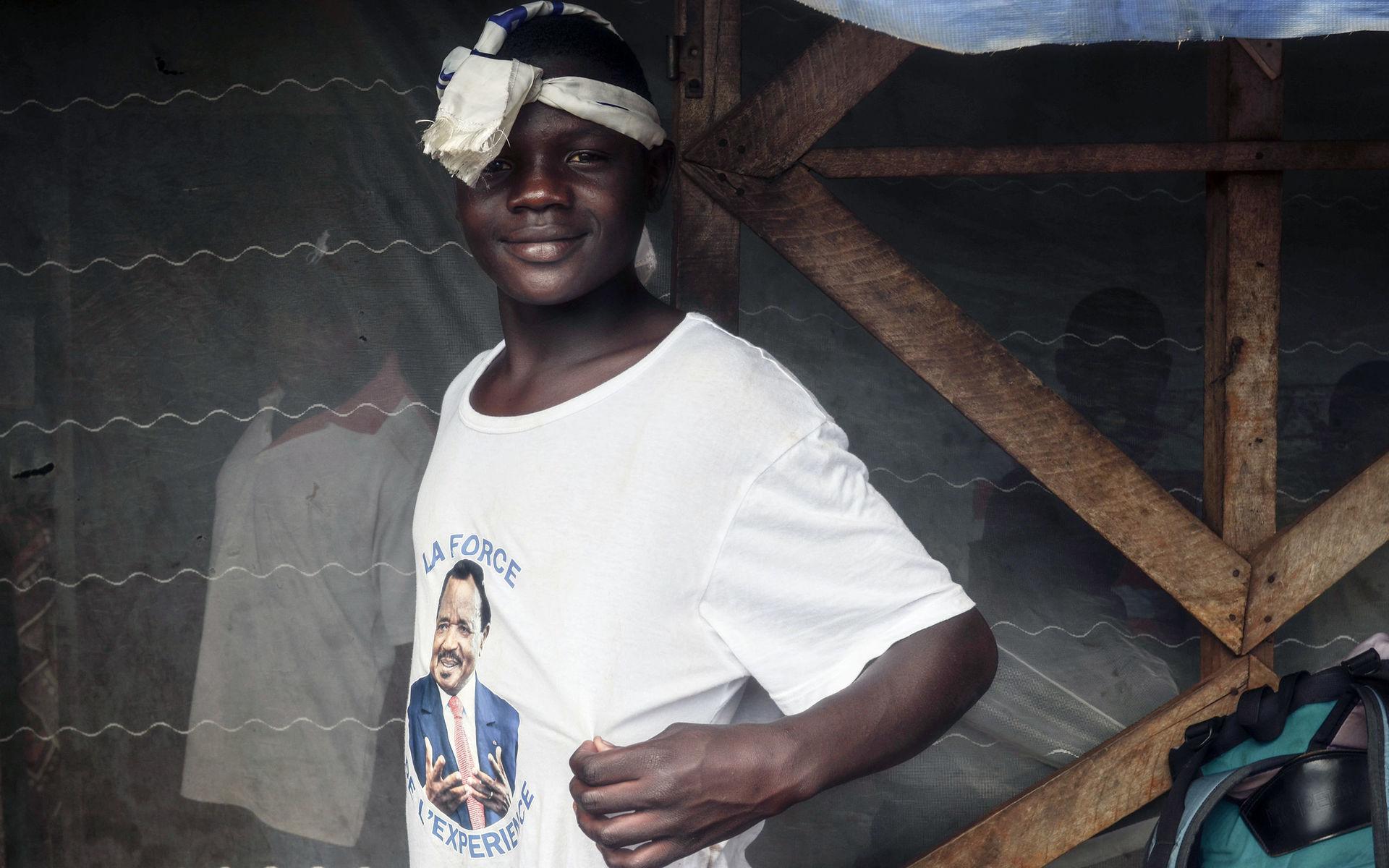 Kampanj t-shirt för den sittande presidenten Paul Biya.