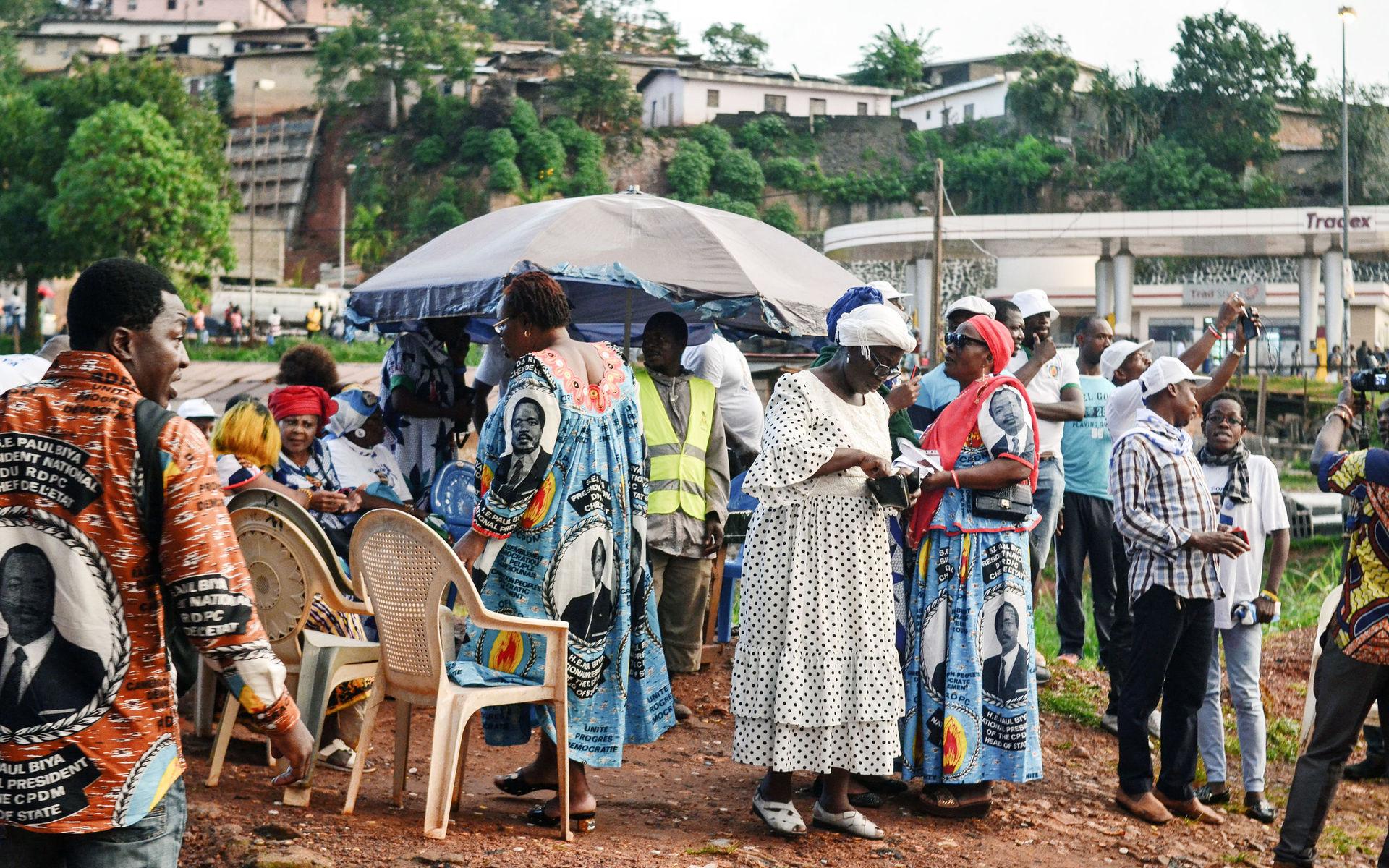 I Yaounde. En grupp kvinnor samlas på ett kampanjmöte för regeringspartiet med kläder sydda i kampanjtyget. 
