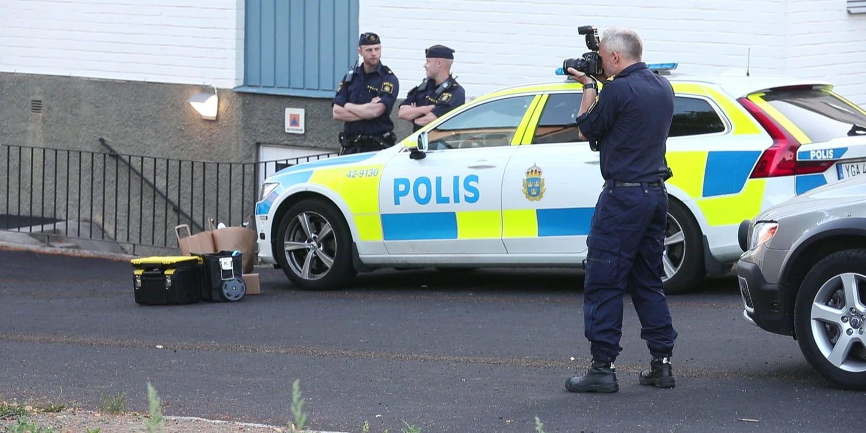 Polis på plats i Linköping efter nattens händelse.