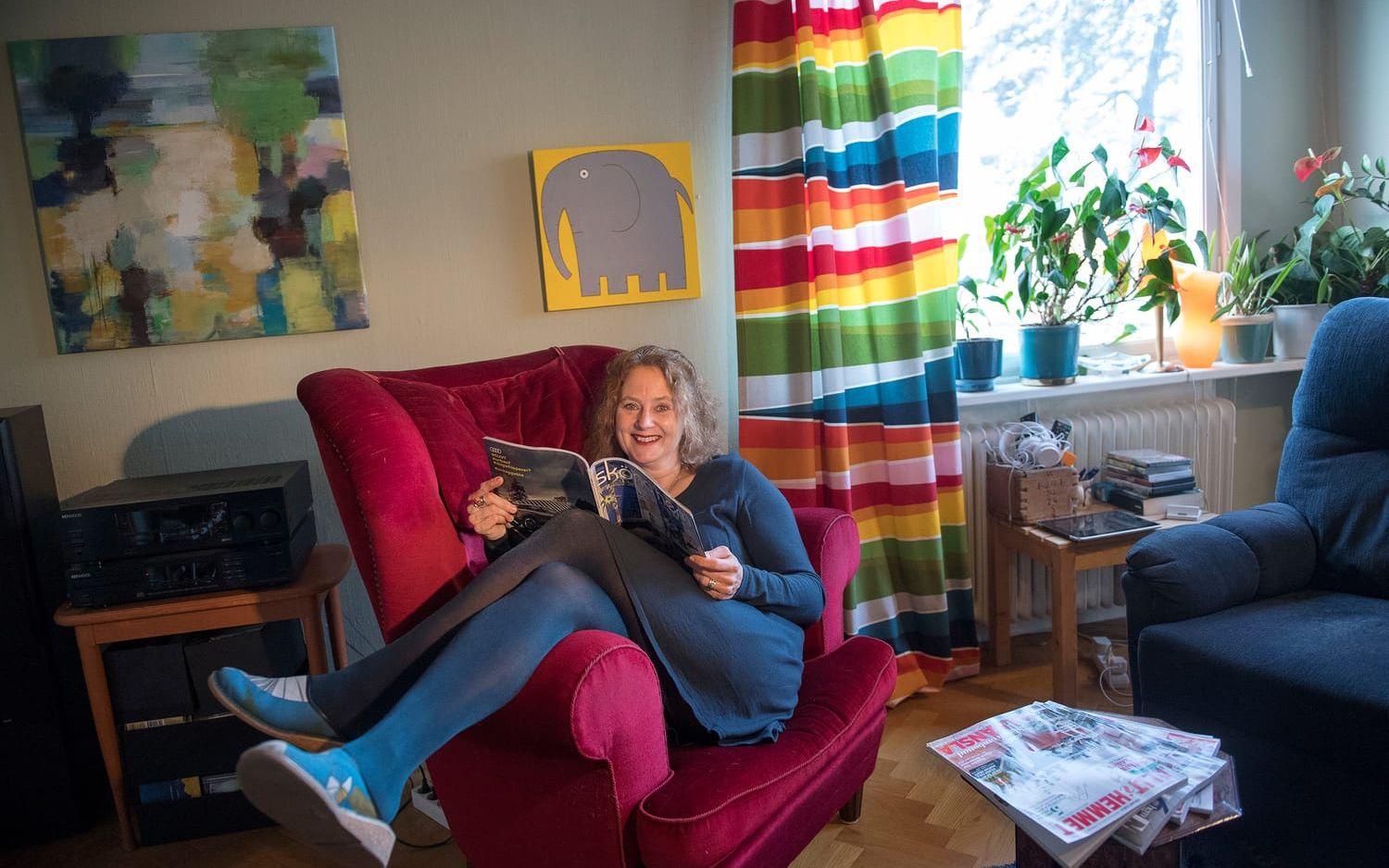 "I Sverige har vi en tradition av att vilja visa upp hemmet. Vi har myslampor och krukväxter i fönstren för att det ska se fint ut för grannarna. I Paris sätter man vita nylongardiner för fönstren så att folk inte kan titta in", säger Maria Perers intendent på Nationalmuseum. Foto: Maja Suslin/TT