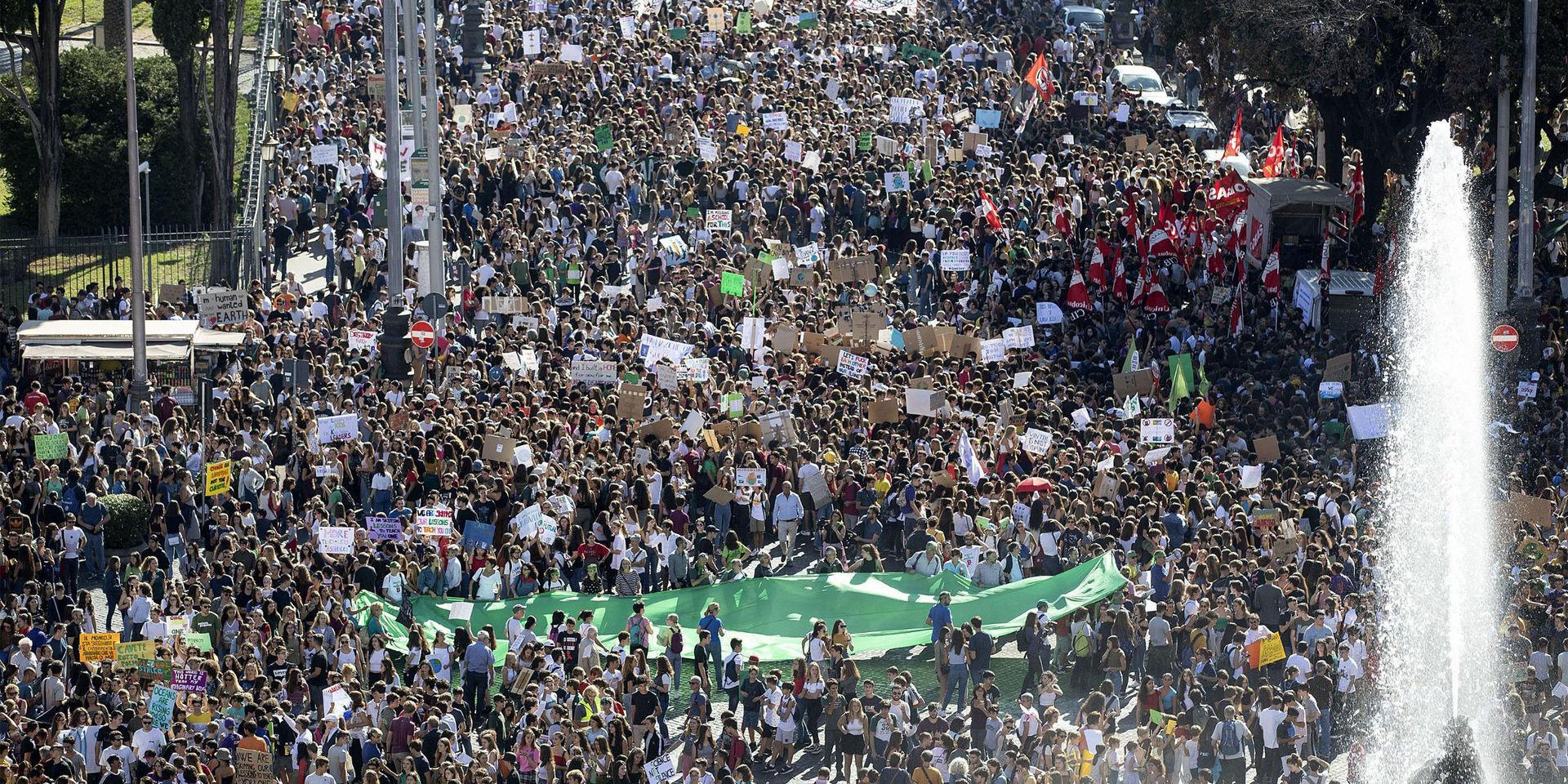 Marschen genom Rom, Italien, under parollen 'Förändra systemet, inte klimatet'.