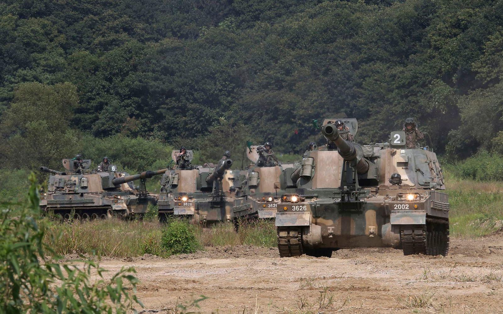 Sydkoreanska trupper övar nära gränsen till Nordkorea. FOTO: AP

