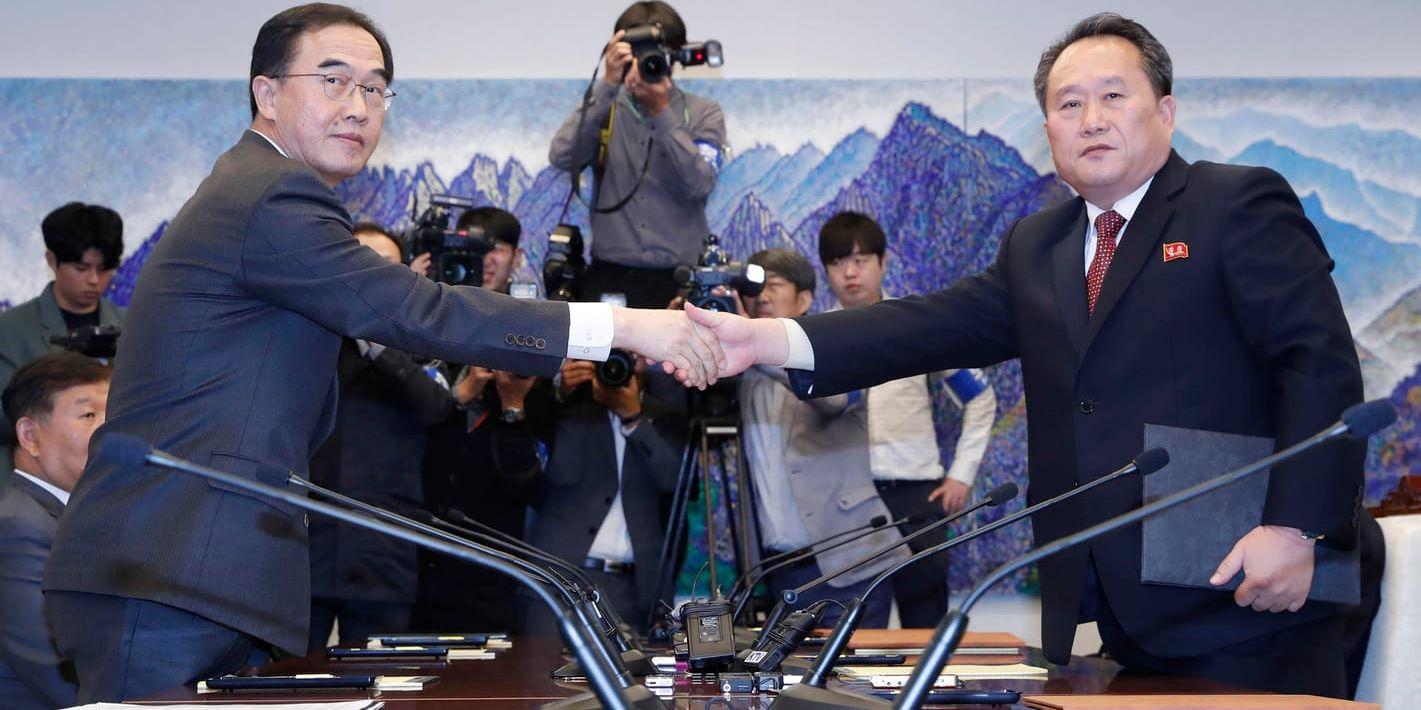 Sydkoreas återföreningsminister Cho Myoung-Gyon skakar hand med sin motpart Ri Son Gwon.