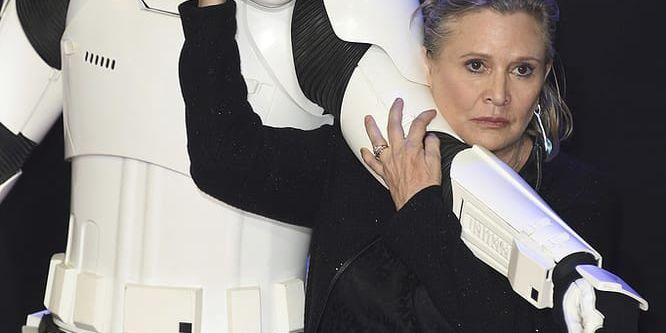 Carrie Fisher med en Storm trooper på premiären av Star wars: The force awakening i London 2015. Bild:Jonathan Short, TT