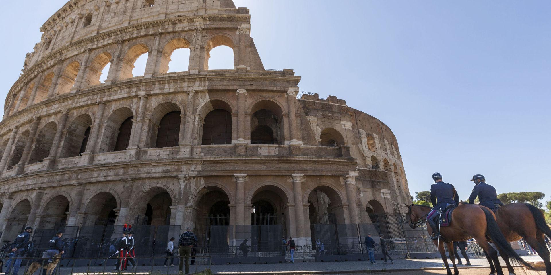 Poliser patrullerade utanför Colosseum i Rom när besöksmålet öppnade igen efter att ha varit stängt i över två månader.