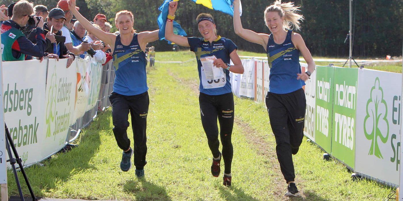 Karolin Ohlsson, till vänster, Tove Alexandersspm och Lina Strand, till höger, defilerar över mållinjen som segrare i världscupstafetten.