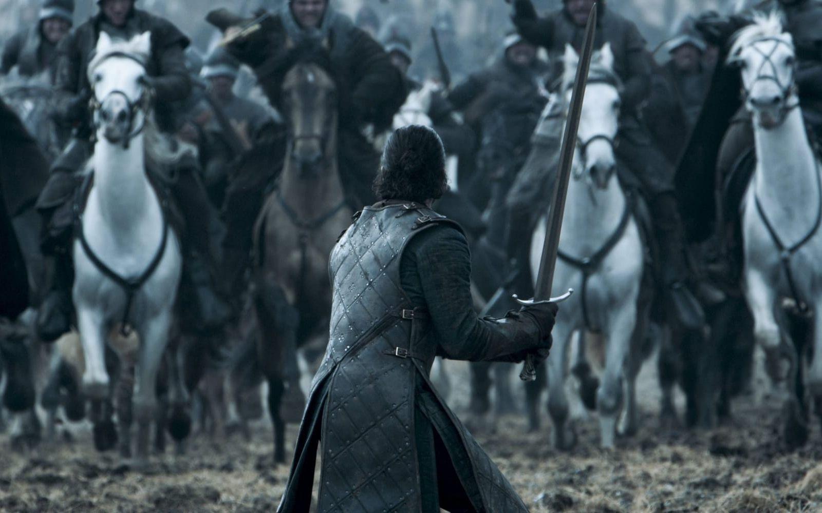 <strong>Säsong 6, avsnitt 9:</strong> Jon och Ramsay möttes i en slutgiltig strid utanför Winterfell. Efter att ha åkt på stryk fick Jon hjälp av Sansa och Littlefinger. Till sist tog Stark-familjen tillbaka sitt hem.Bild: HBO
