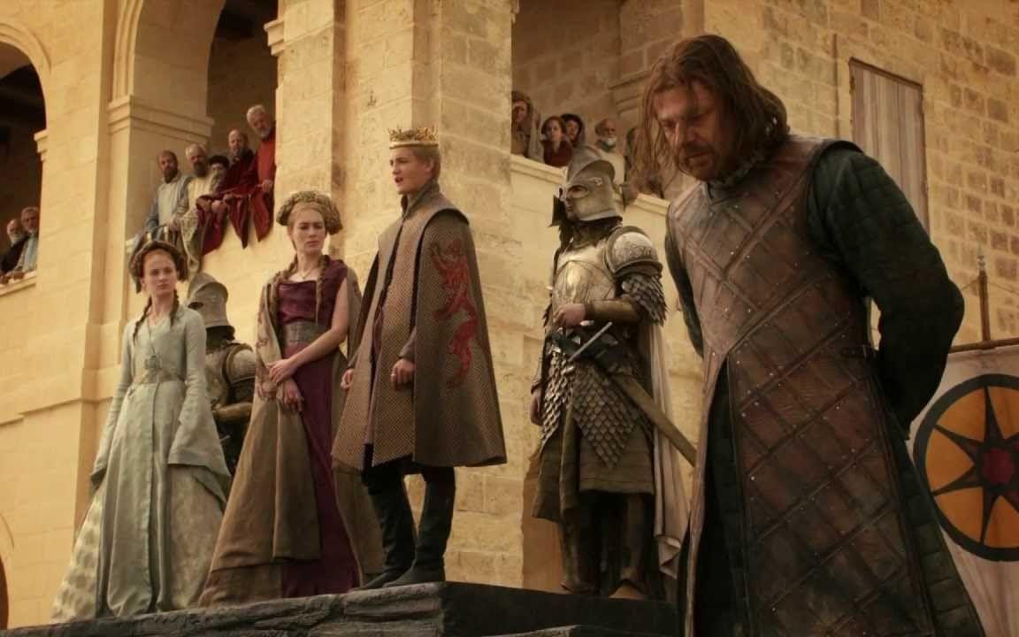 <strong>Säsong 1, avsnitt 9: </strong>Ned Stark var under stor del av första säsongen kungens högra hand. Men när kungen Robert Baratheon dog tog skitungen Joffrey över tronen, och när Ned försökte bevisa att Joffrey är drottningen Cersei och hennes bror Jamies son förlorade han huvudet.Bild: HBO
