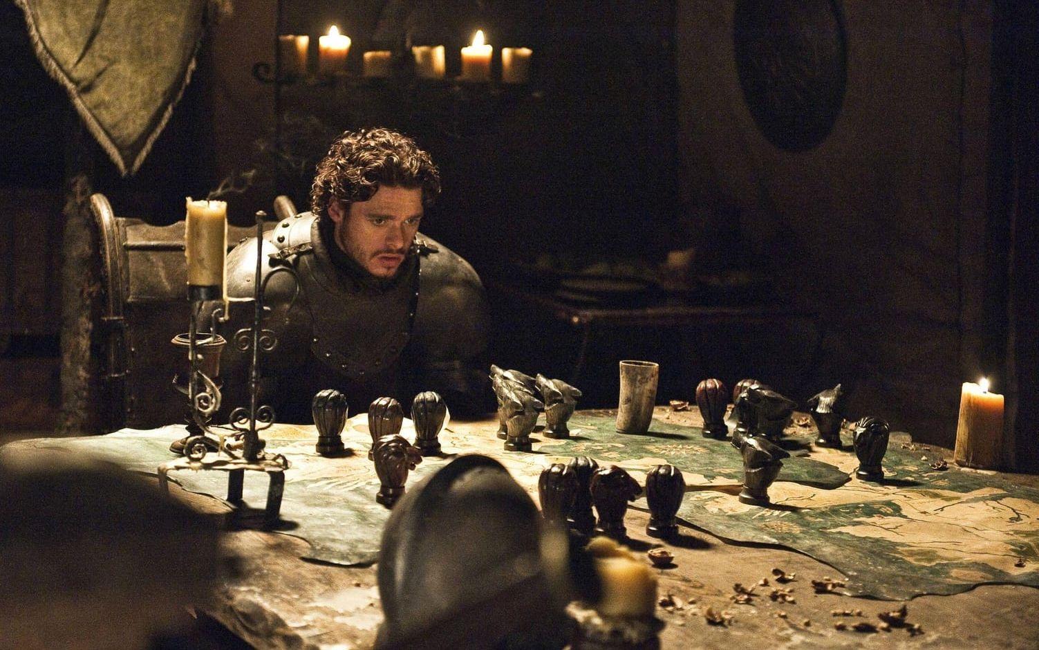 <strong>Säsong 1, avsnitt 10:</strong> Som en konsekvens av att Joffrey avrättade Ned Stark och höll döttrarna Sansa och Arya fångar (Arya lyckades dock fly i kaoset) så kröntes sonen Robb till kung av norden.Bild: HBO
