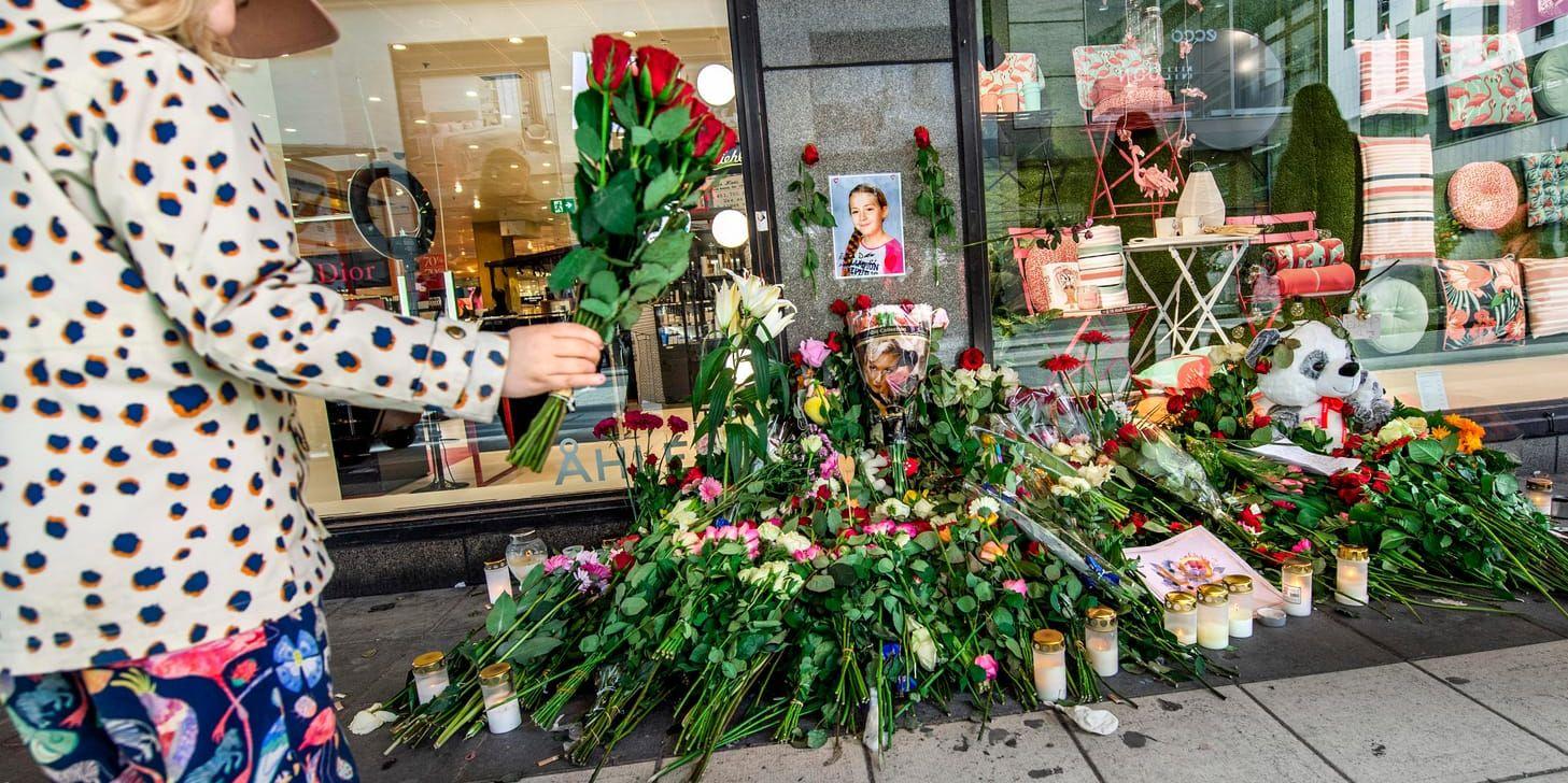 Blommor vid Åhléns på årsdagen av terrordådet den 7 april 2017 på Drottninggatan i Stockholm. Arkivbild.