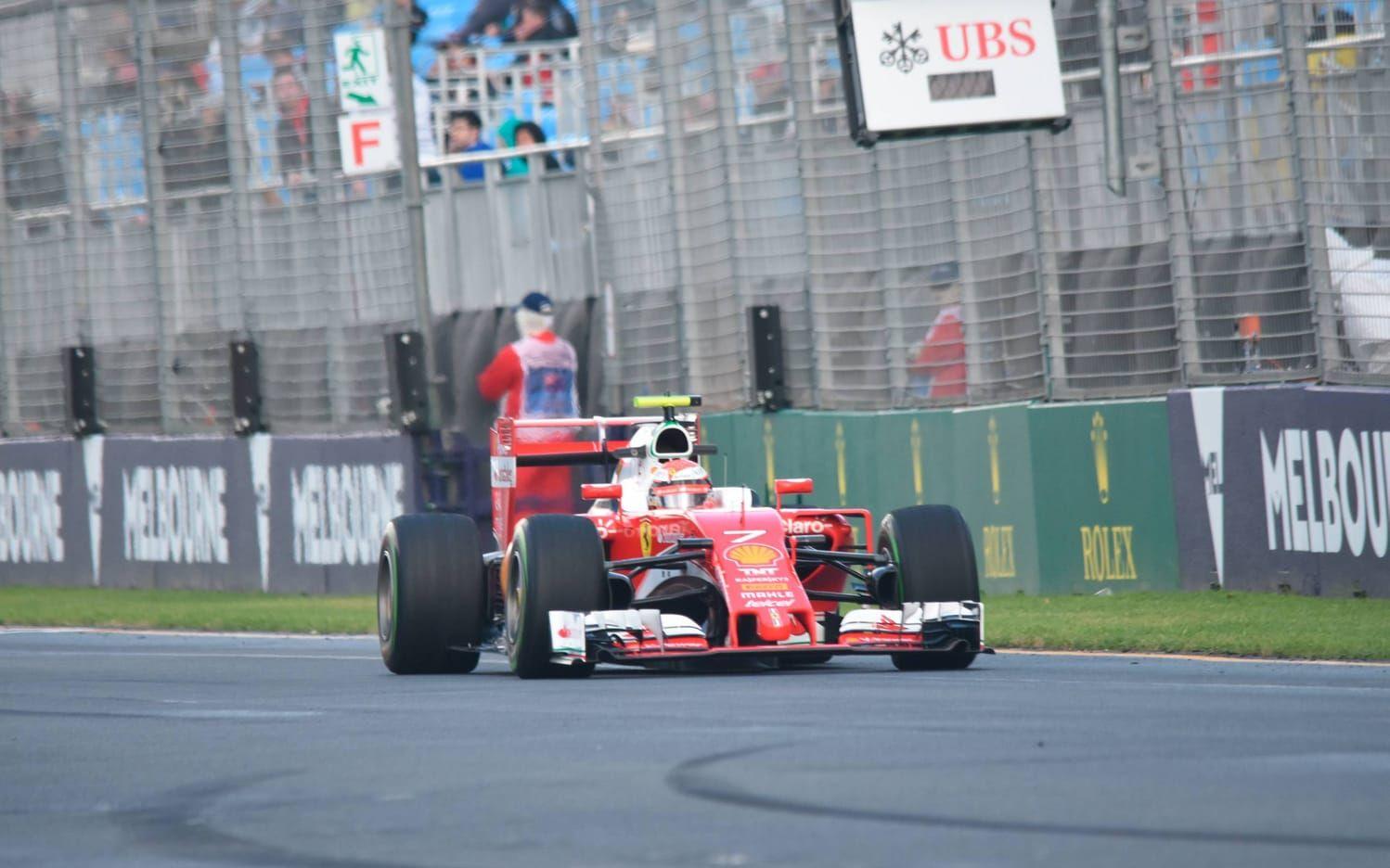 Finske Kimi Räikkönen var en av dem som tvingades bryta, men fick en ny chans efter avbrottet. Foto: TT/AP